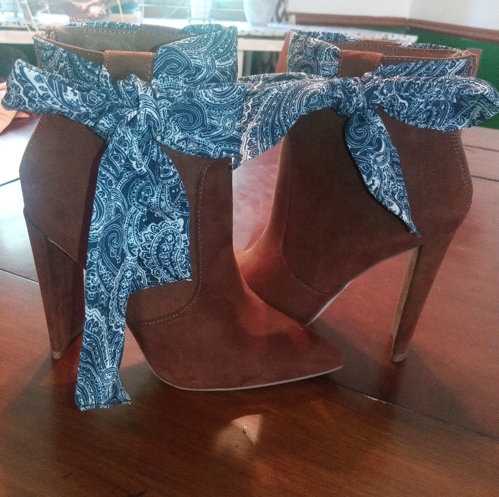 Women's scarf boots